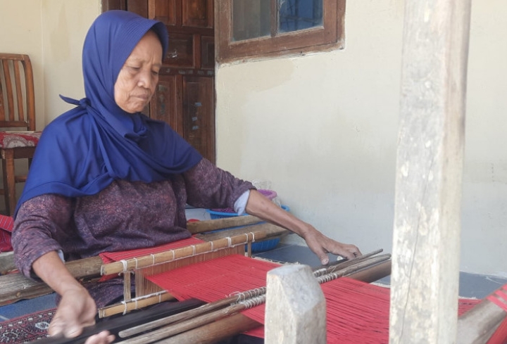 Cahaya Senja Menyinari Pelestarian Tenun Gedogan di Indramayu