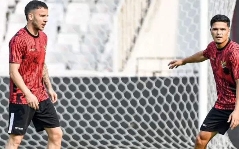 Bukti Persahabatan! Ragnar Oratmangoen Nonton Langsung Calvin Verdonk di Europa League