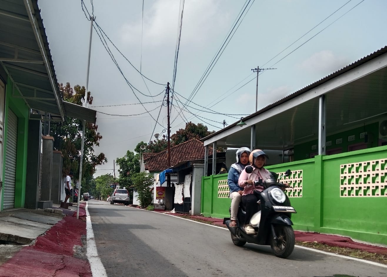 Terinspirasi Lembur Pakuan, Warga Desa Ujungaris Swadaya Tata Jalan Desa