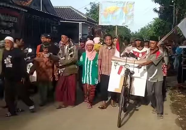 Warga Desa Segeran Berangkat Haji dengan Sepeda, Diiringi Warga Sampai di Kecamatan Sukra 