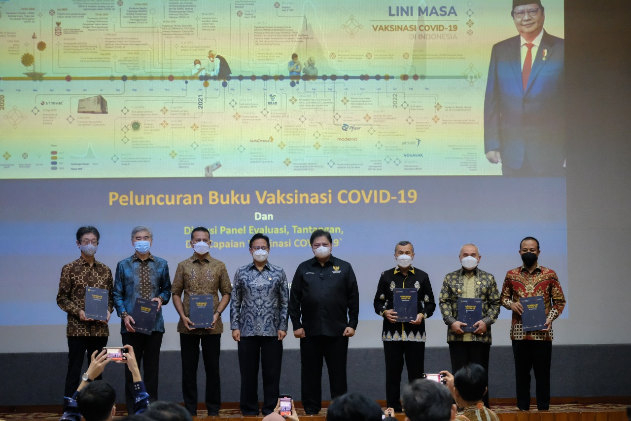 Berisikan Lini Masa Kebijakan dan Dinamika Penanganan Pandemi, Pemerintah Luncurkan Buku Vaksinasi Covid-19