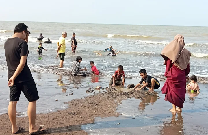 Pantai Cemara Indah, Destinasi Wisata Keluarga yang Sejuk dan Terjangkau di Indramayu