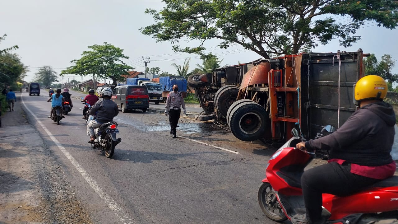 BREKING NEWS: Truk Oleng di Losarang, Diduga Sopir Mengantuk