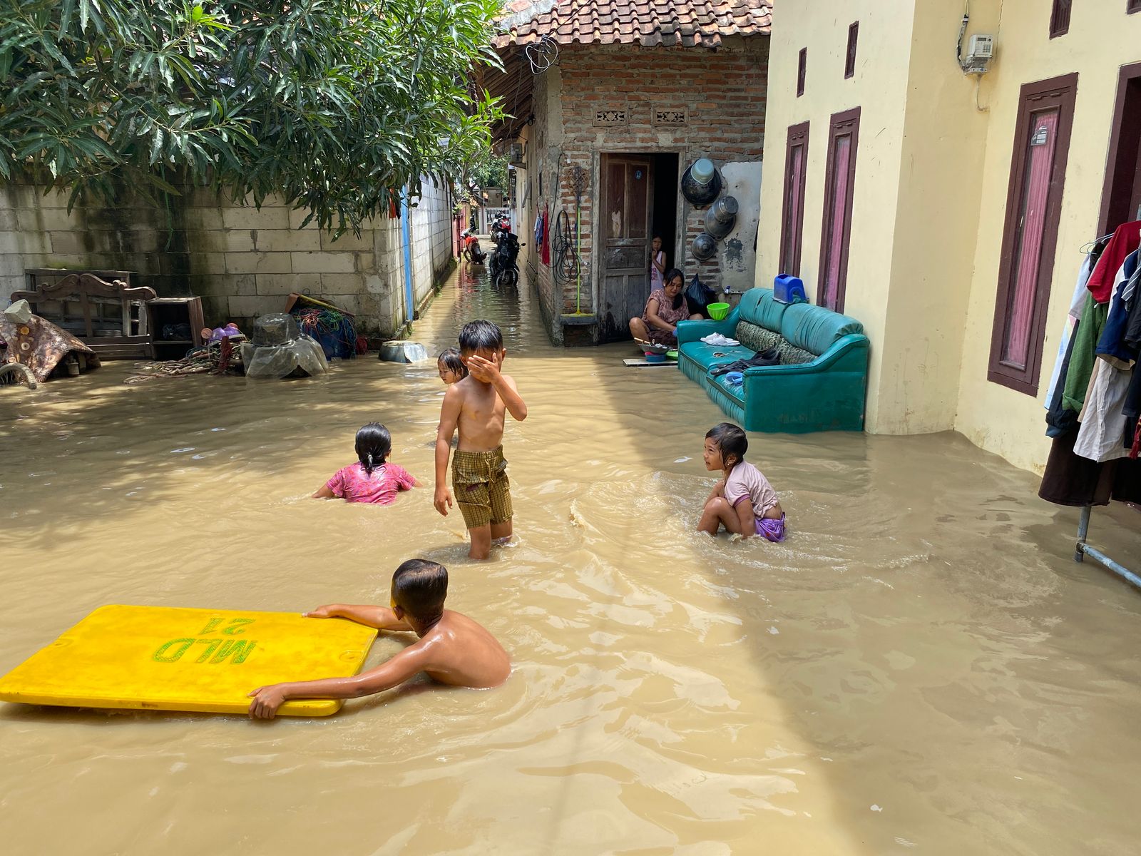 Banjir Melanda Desa Brondong, Anak-Anak Justru Bermain Air di Tengah Luapan Sungai Cimanuk