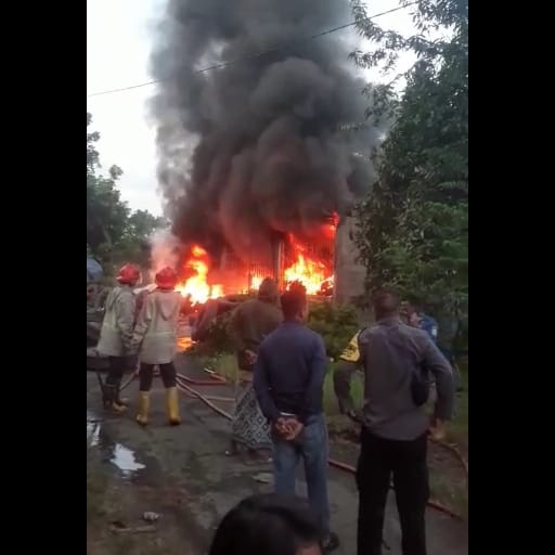 Terjadi Kebakaran di Pabrik vulkanisir Ban Plumbon Cirebon, Diduga Korsleting Listrik