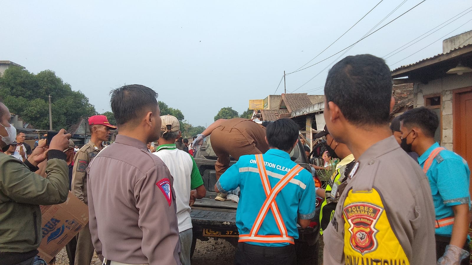 NGERI! Terobos Palang Pintu, Pemulung Tewas Tertemper KA