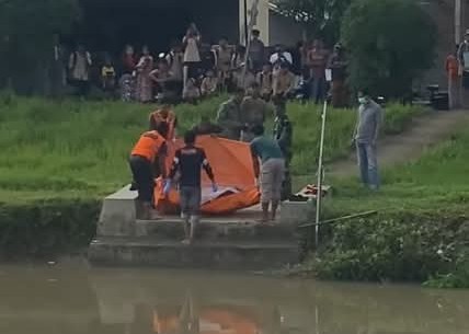 Penemuan Mayat Laki-Laki Hanyut Terbawa Aliran Sungai Sindupraja Sukagumiwang 