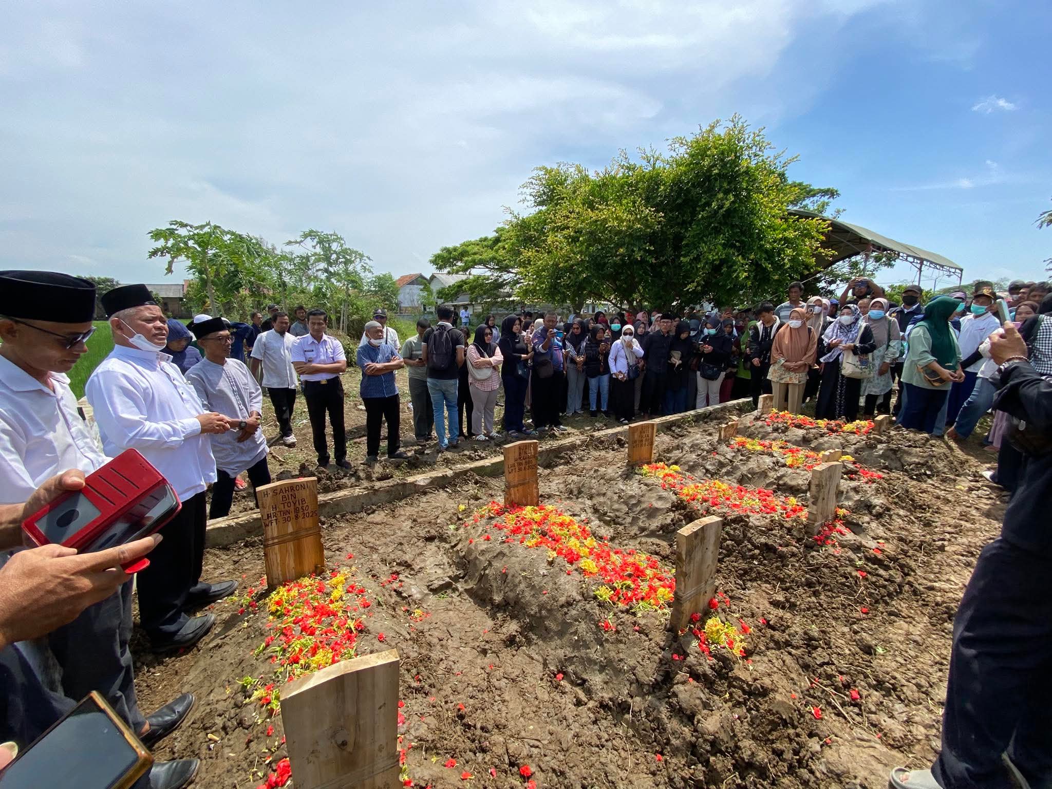 Jenazah H Sahroni Sekeluarga Dimakamkan, Kerabat dan Warga Sekitar Merasa Terpukul 