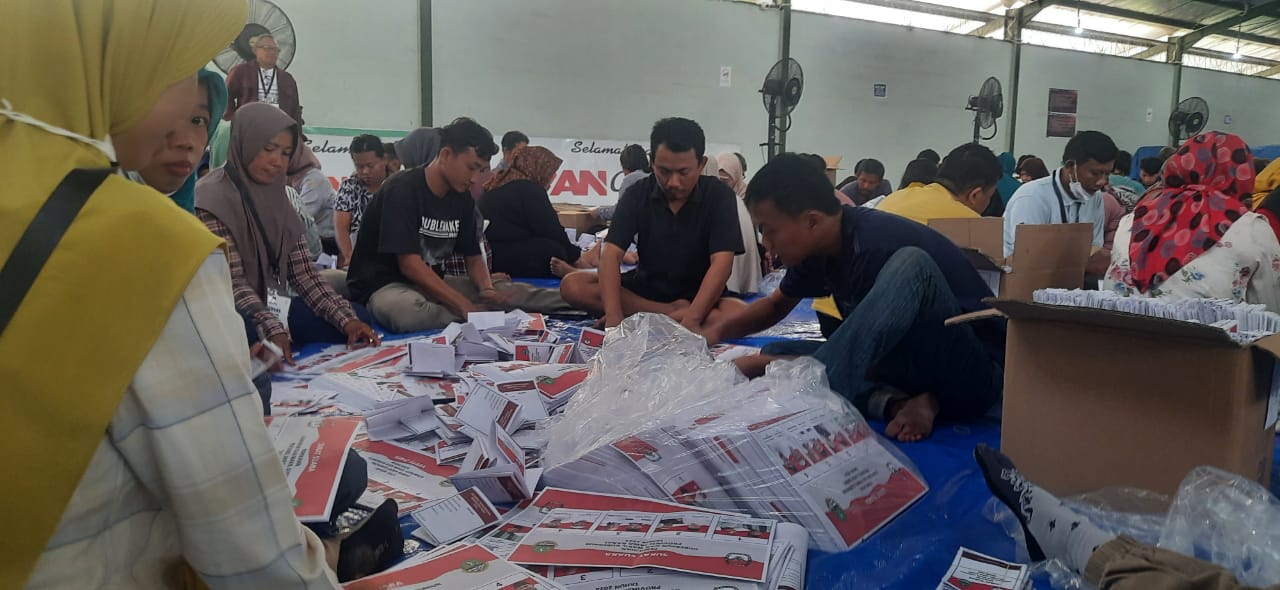 Ratusan Warga Antusias Sorlip Surat Suara untuk Pilkada di Indramayu