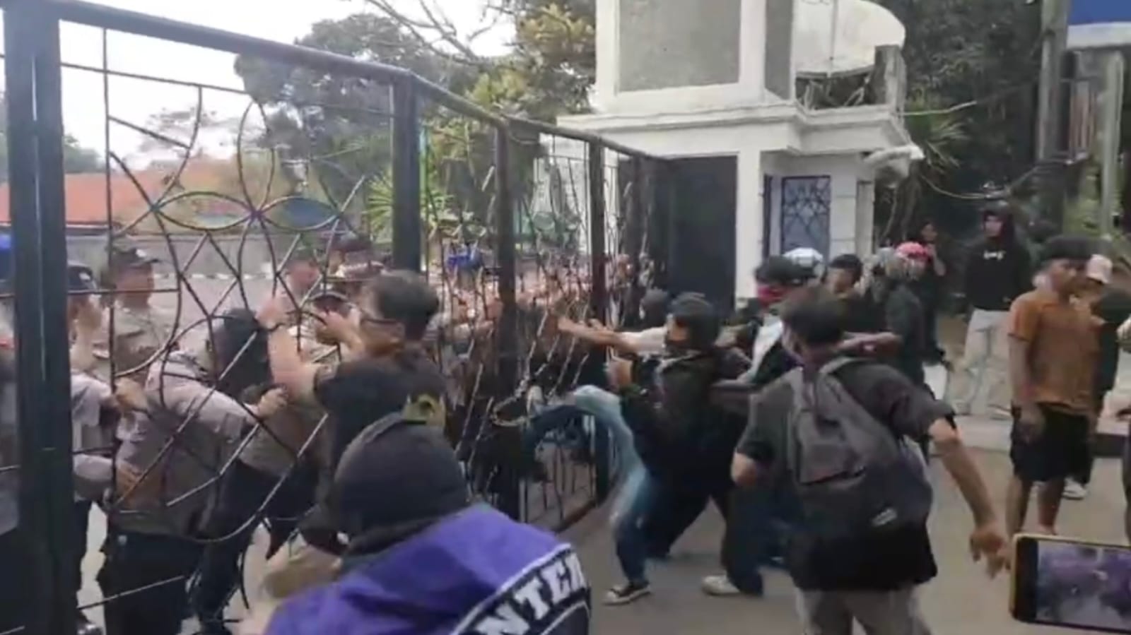 Ratusan Warga Demo Desak Usut Dugaan Penyimpangan Rp2 Miliar di Perumdam Tirta Darma Ayu