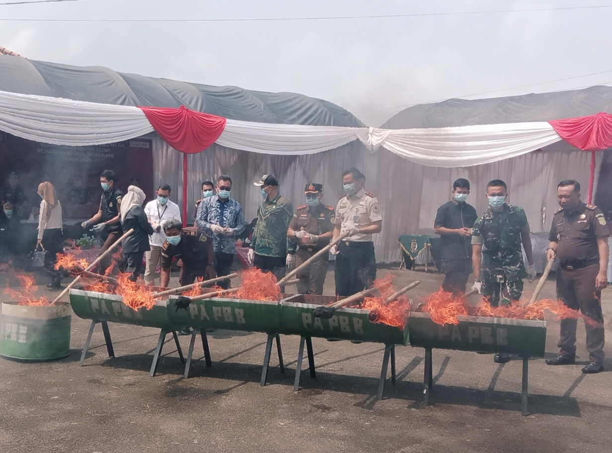 Kejari Indramayu Musnahkan Barang Bukti yang Inkracht