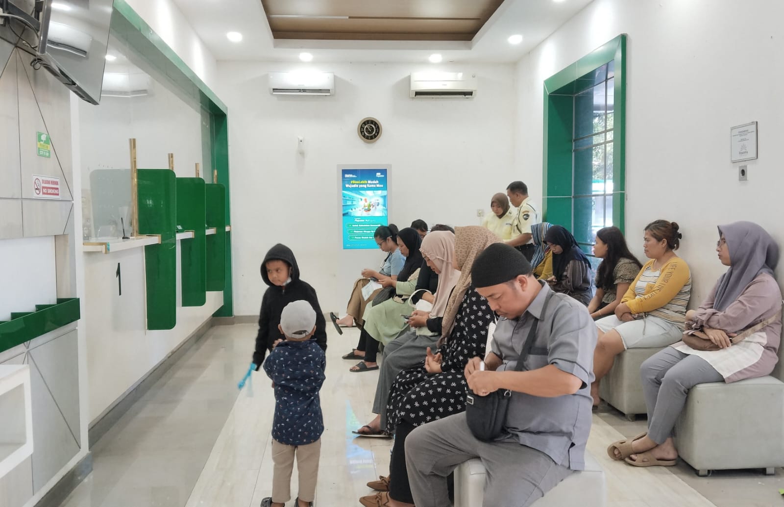 Jelang Tahun Ajaran Baru Sekolah, Warga Indramayu Ramai-ramai Gadaikan Emas