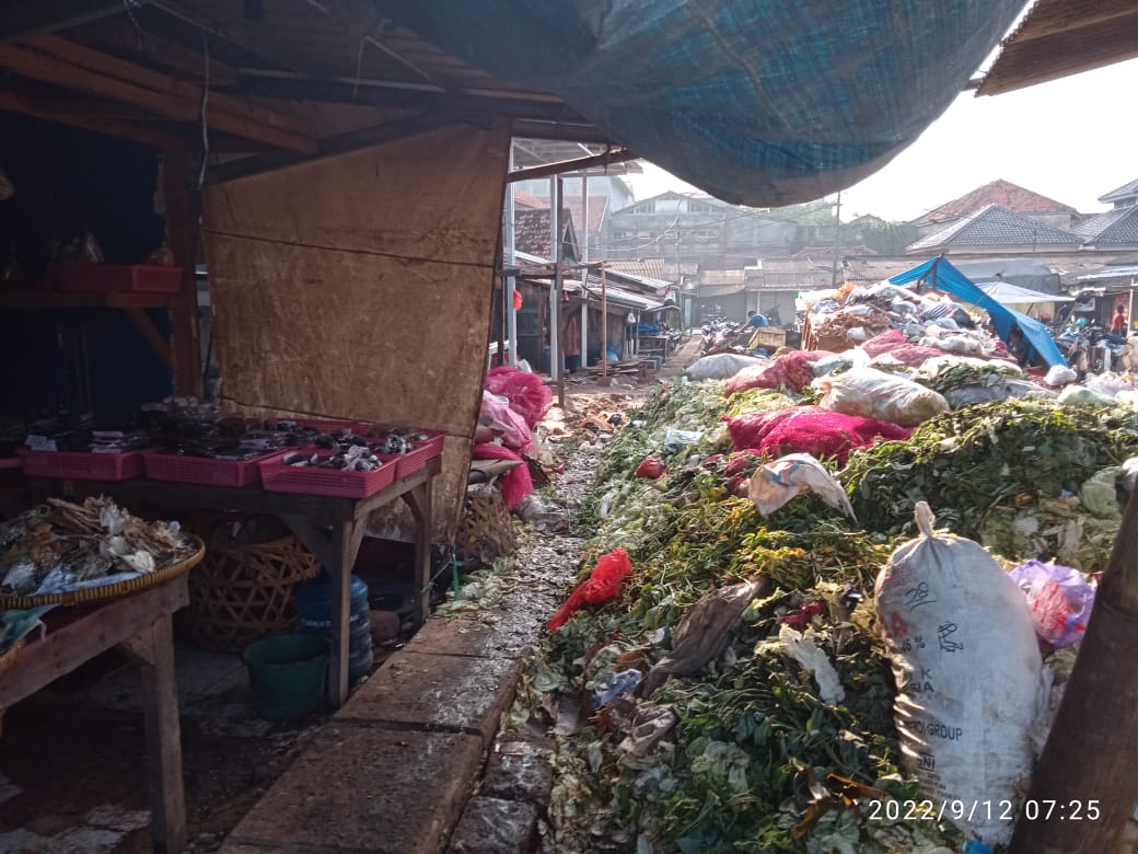 Sampah Menggunung, Hampir Seminggu Tak Diangkut Pedagang Pasar Protes 