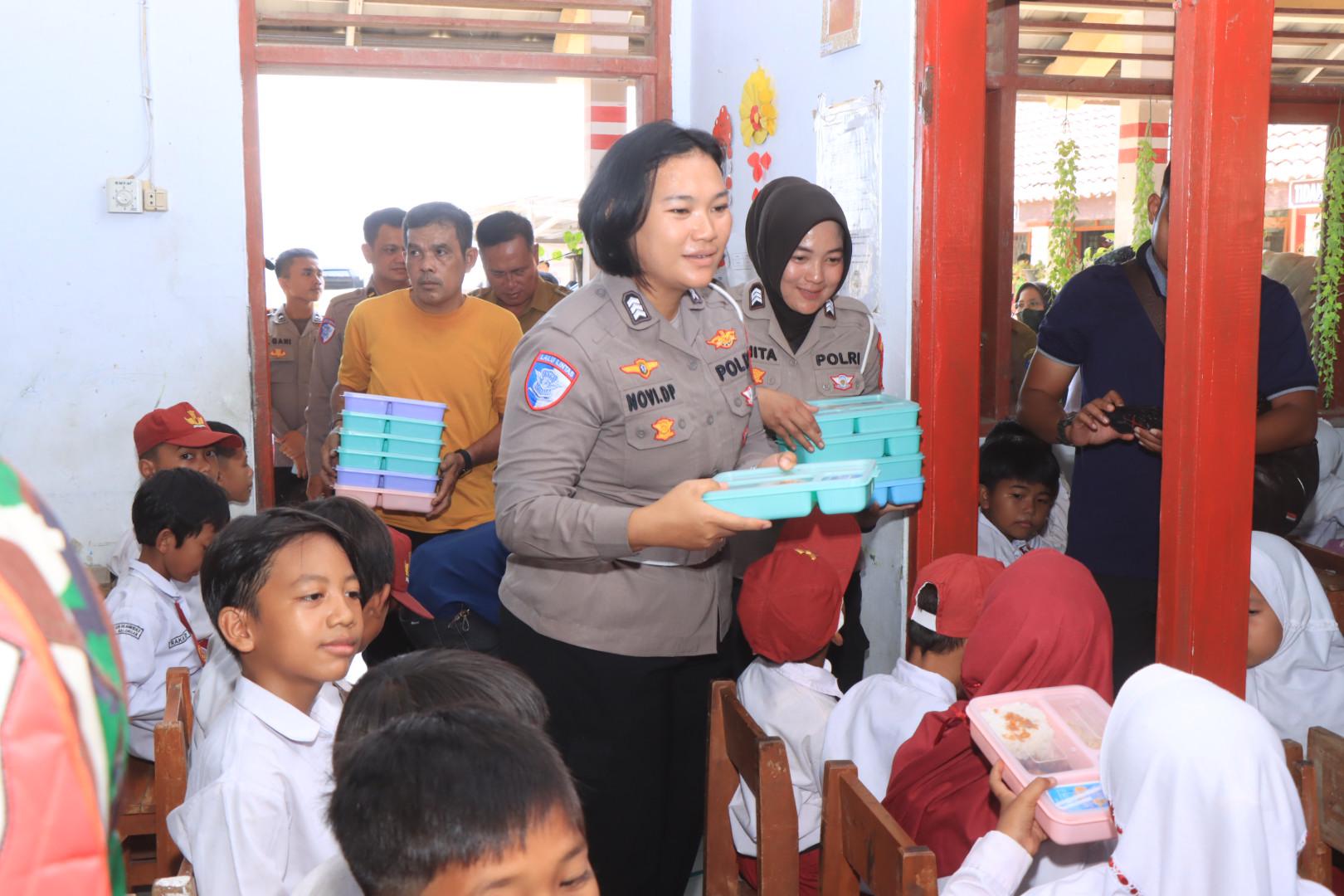 Dukung Program Pemerintah, Polres Indramayu Tebar Ratusan Paket Makanan Bergizi