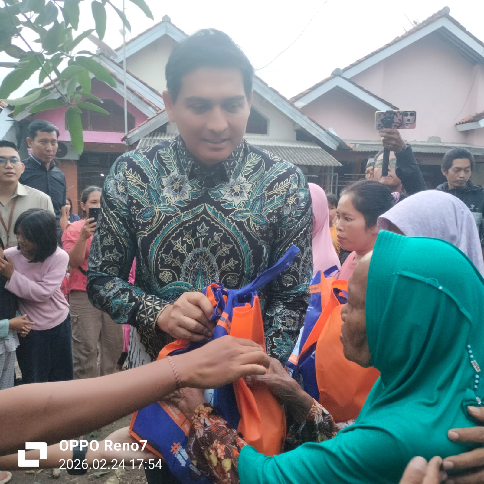 Saat Bupati Lucky Datang, Disambut Isak Tangis Korban Angin Puting Beliung