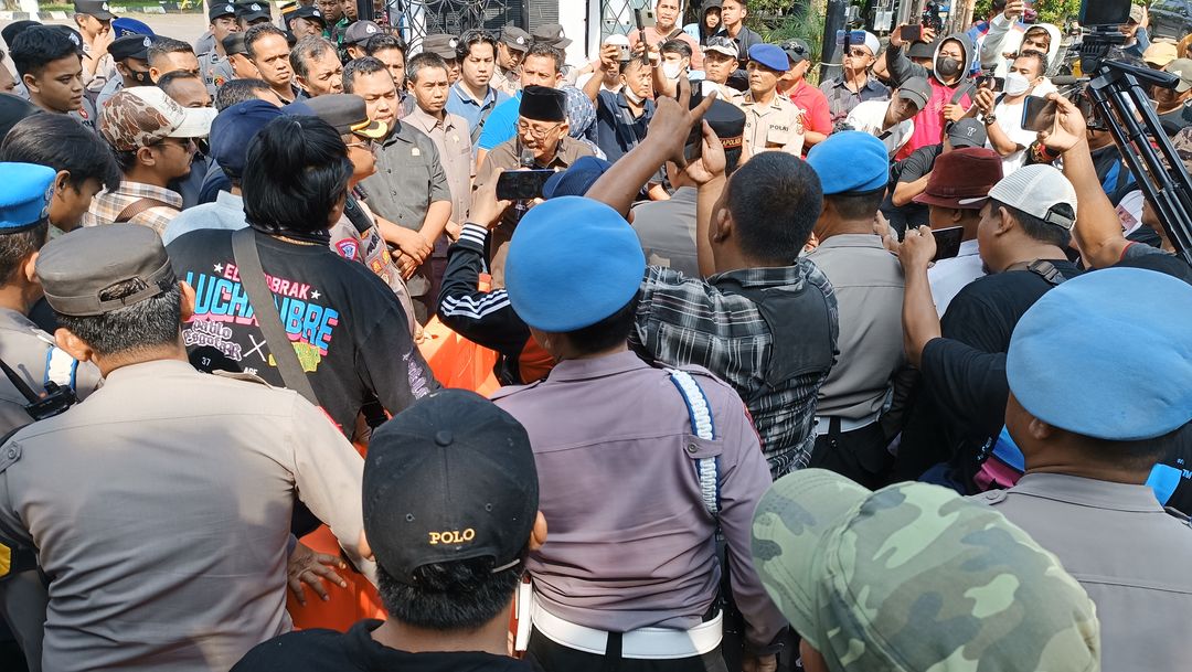 Ratusan Warga Demo DPRD Indramayu, Tuntut Kembalikan Uang Nasabah BPR KR