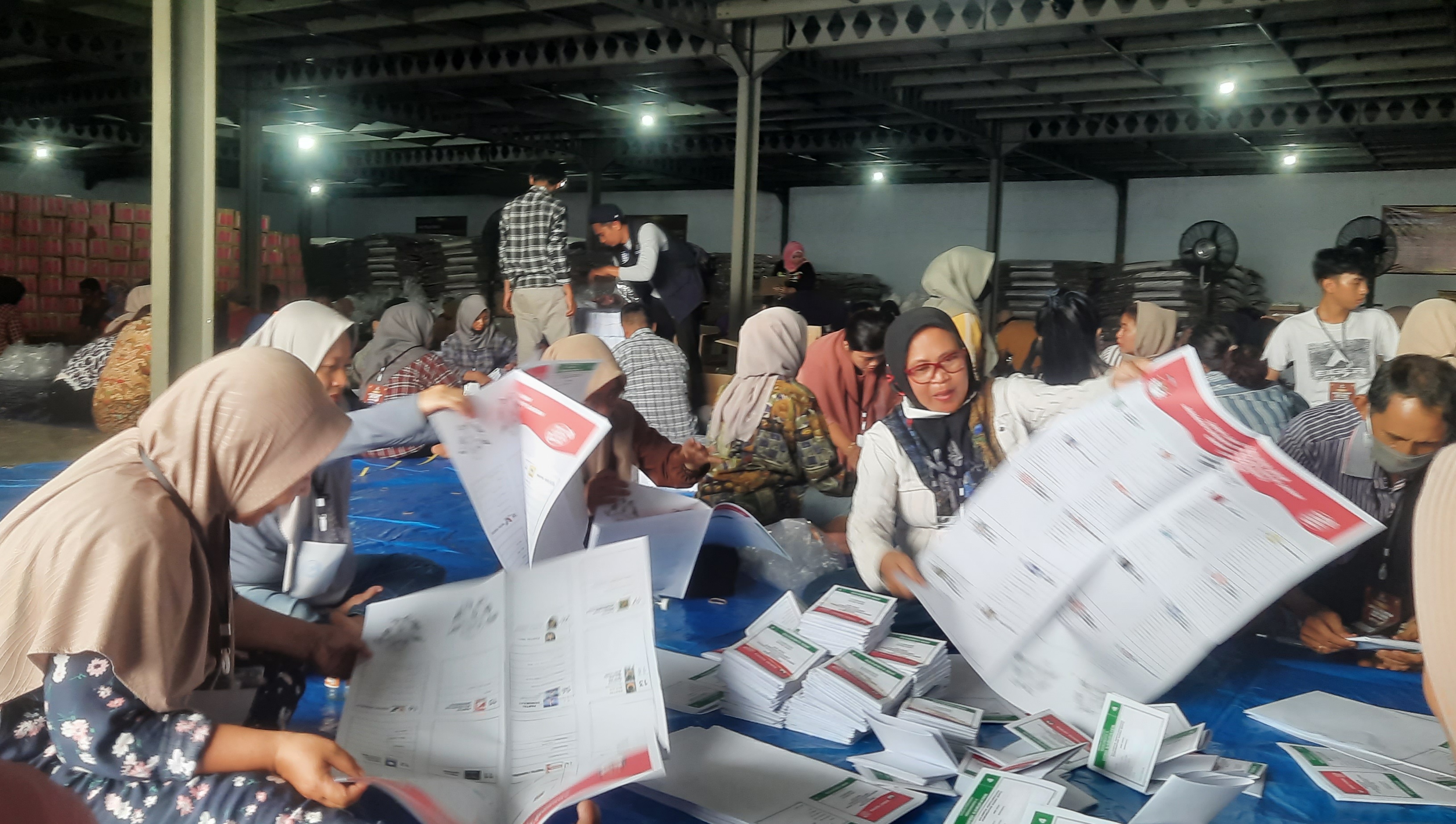 KPU Indramayu Kerahkan 700 Warga Sortir Lipat Surat Suara