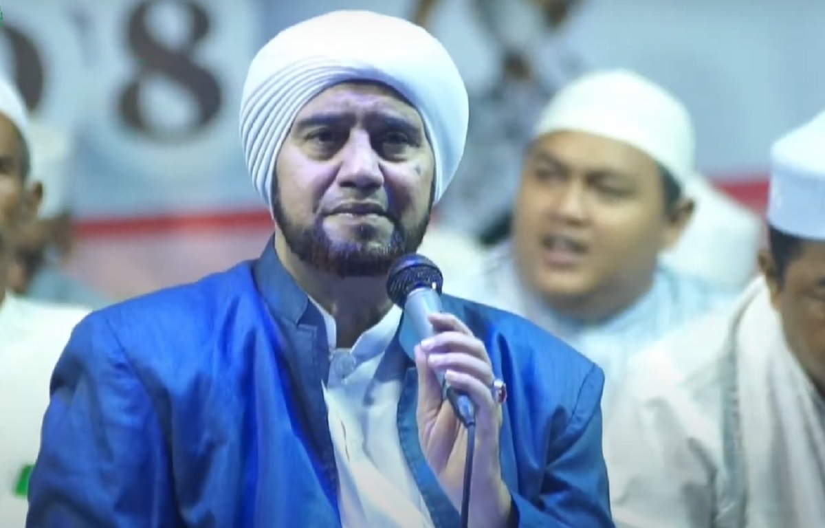 Ribuan Umat Muslim 'Sholawatan' Bersama Habib Syech di Sport Center Indramayu