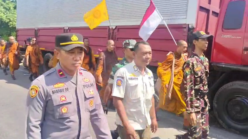 Masuki Kabupaten Indramayu, Polsek Sukra Kawal Perjalanan Biksu Thudong