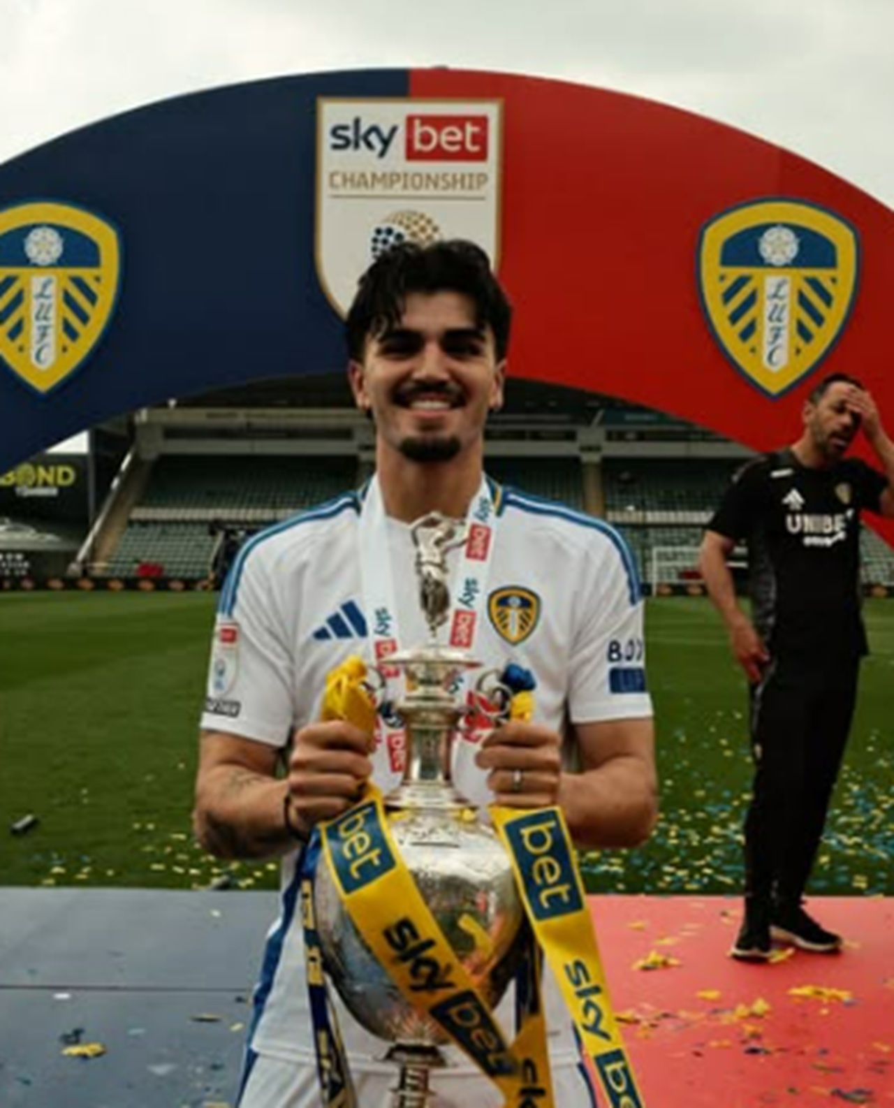Meski Masih Cedera, Pascal Struijk Tetap Ikut Angkat Piala Saat Leeds United Jadi Juara dan Promosi Ke EPL!