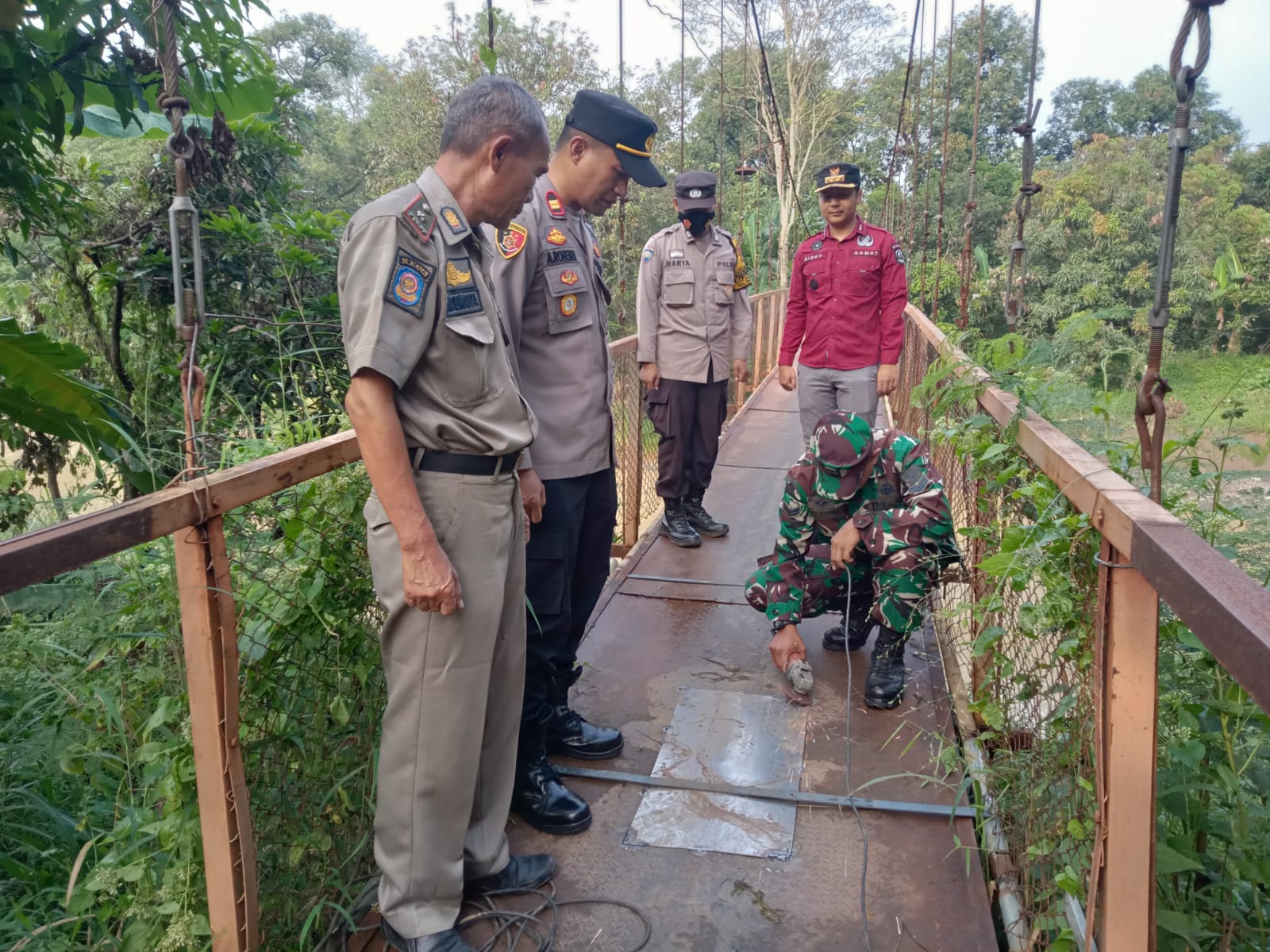 Salut ! Sinergitas TNI - Polri di Majalengka Gotong Royong Perbaiki Jembatan Gantung Sungai Cijurey