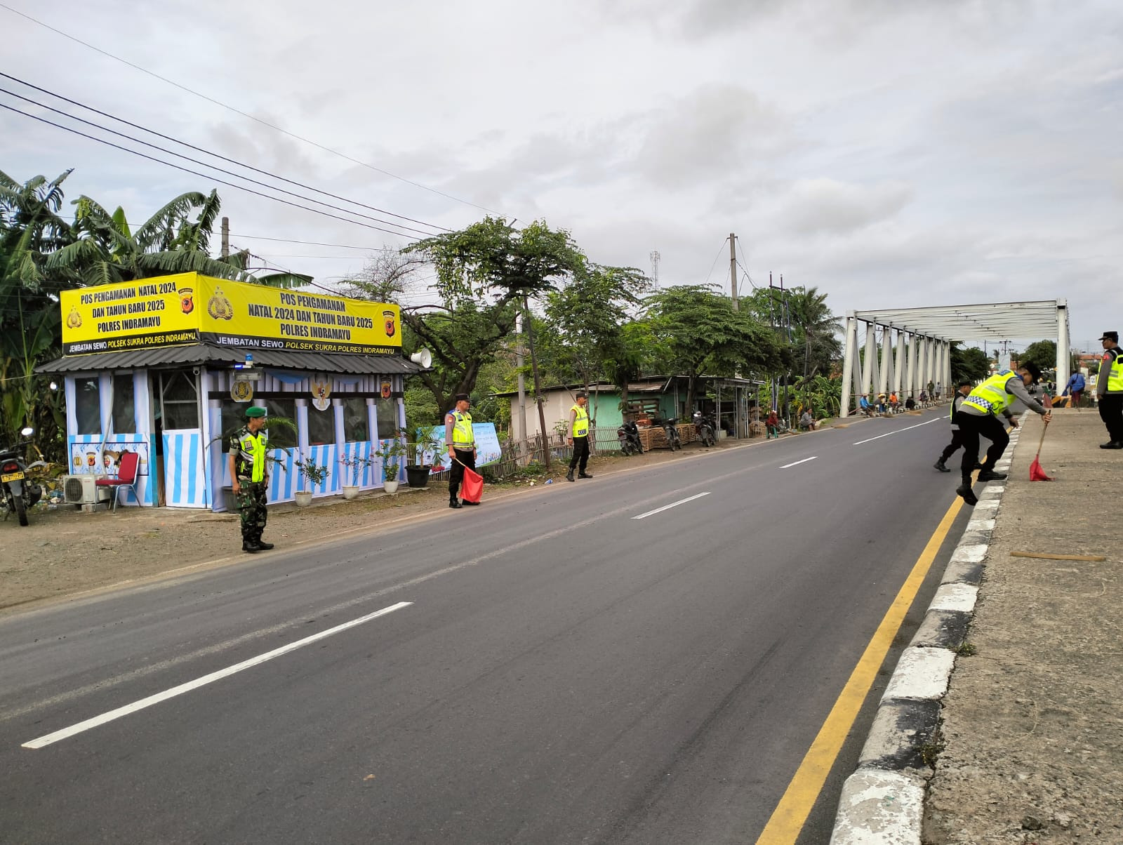 Petugas Lakukan Edukasi dan Sterilisasi Penyapu Koin di Jembatan Sewo Selama Arus Nataru