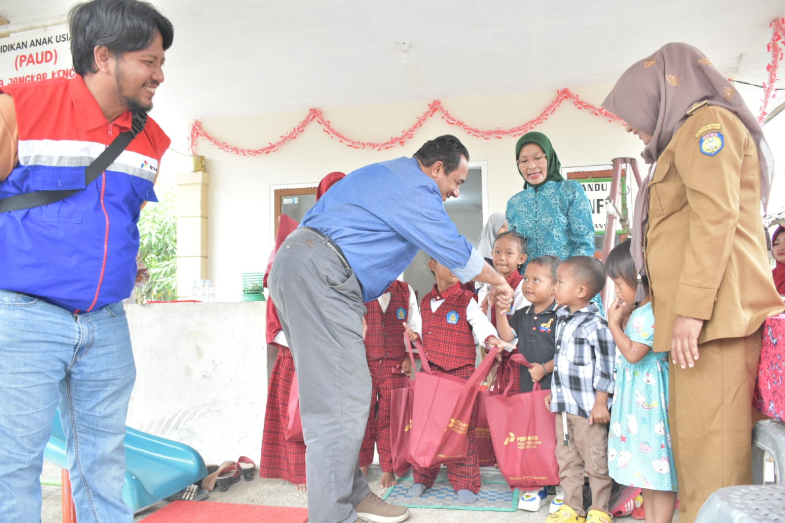 Manajemen RU VI Ikut Tangani Stunting di Indramayu, Salurkan Bantuan Lewat Posyandu