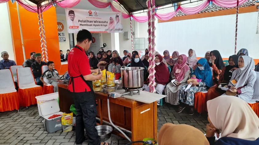 PKS Indramayu Gelar Pelatihan Wirausaha Membuat Ayam Crispy   
