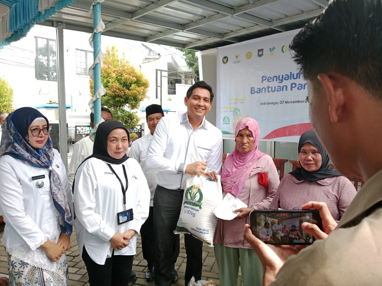 Bupati Lucky bersama Bulog Indramayu Pantau Pendistribusian Banpang di Kelurahan Margadadi