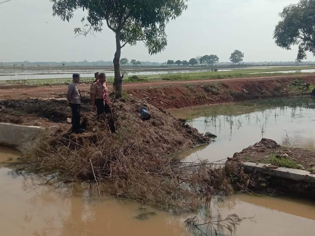 Petani Keluhkan Saluran Air, Pemcam Lakukan Pengerukan