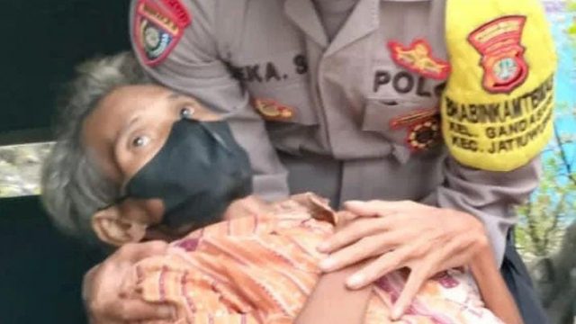Sungguh Terlalu, Seorang Lansia Dibuang Anaknya Sendiri di Pinggir Jalan Jatiuwung Tangerang