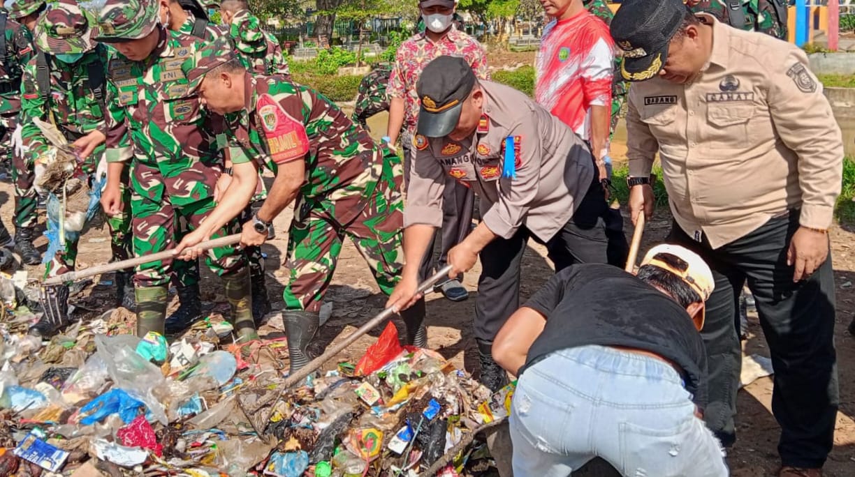 Intruksi Prabowo, TNI–Polri dan Forkopimcam Cikedung Gelar Karya Bakti Angkut Sampah
