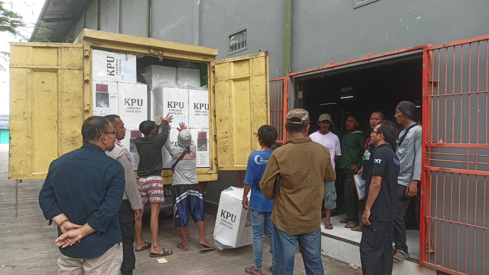 Pendistribusian Logistik Pilkada Serentak 2024 di Kabupaten Indramayu Selesai 