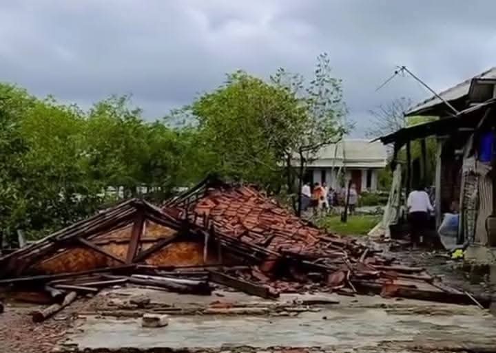 Puting Beliung Sebabkan Rusaknya Puluhan Rumah Warga di Desa Pabean Ilir