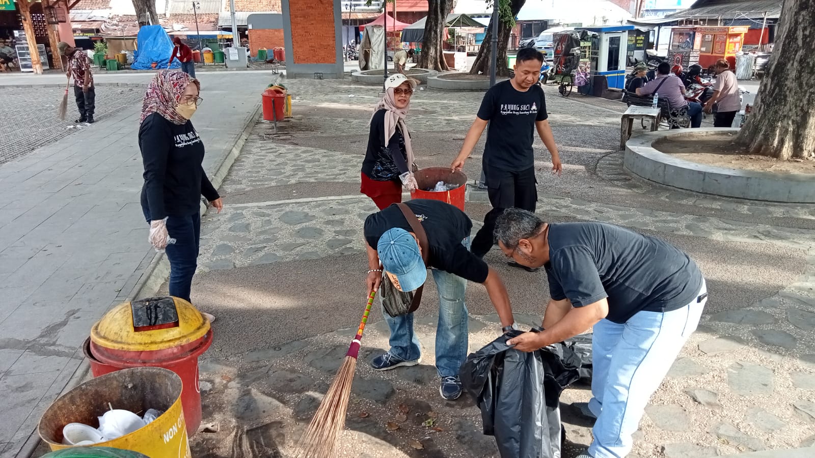 Sambut Milad, Payung Suci Bersih-bersih Alun-alun Kasepuhan 