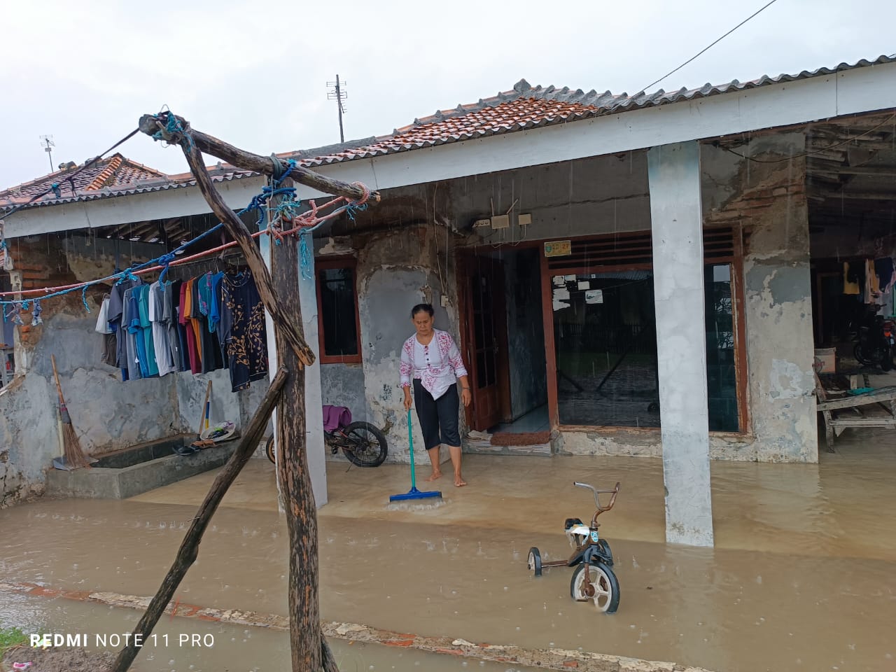 Desa Rawan Banjir Di Kecamatan Patrol Terapkan Status Siaga, Puluhan Rumah Warga Di Sukahaji Tergenang
