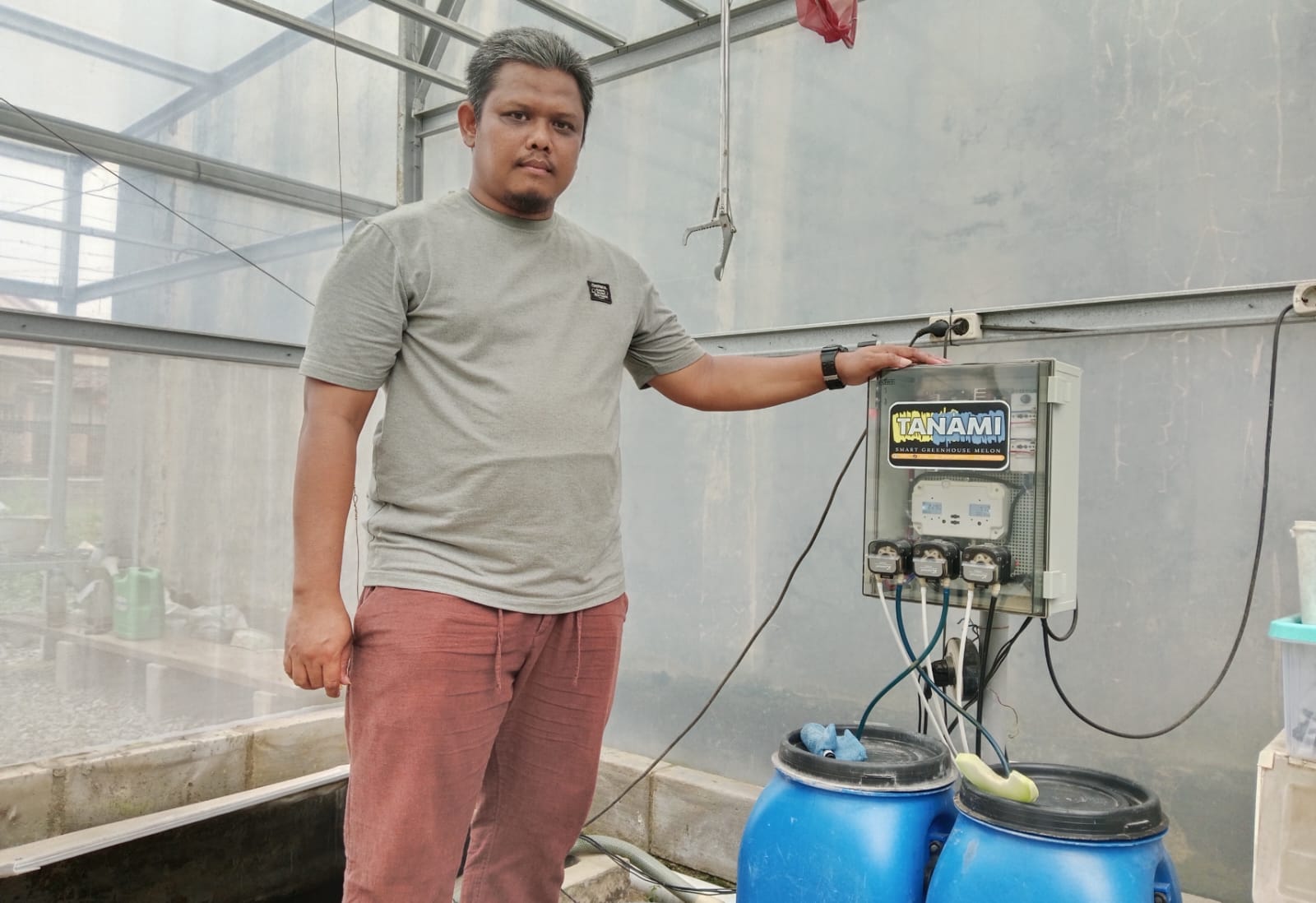 Kembangkan Teknologi IoT, Rohmat Sukses Berkebun Melon di Halaman Rumah