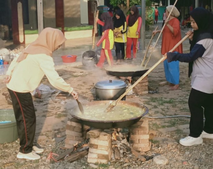 Lestarikan Tradisi Bubur Suro, SMP Nurul Halim Bersama Guru dan Siswa Membuat Bubur Suro