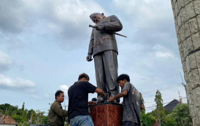 Ternyata Ini Penyebab Patung Soekarno di Alun-Alun Indramayu Rusak