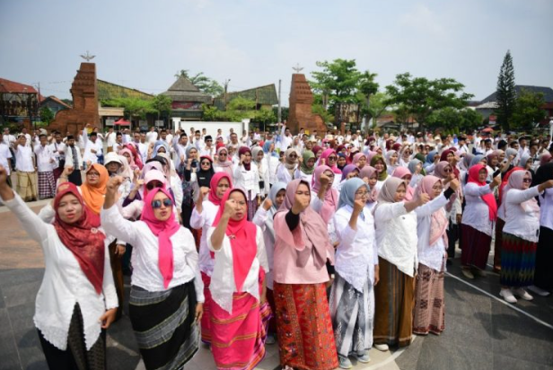 Ribuan ASN Indramayu Pecahkan Rekor MURI, Promosikan Sarung Tenun Lokal