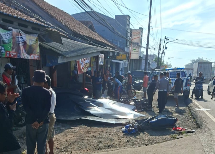 Truk Oleng Timpa Dua Motor dan Warung, Satu Pemotor Tewas