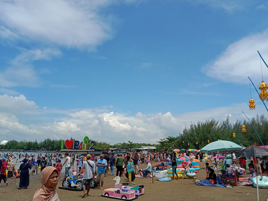H+2 Lebaran Idulfitri, Pengunjung Membludak di Pantai Bali 2