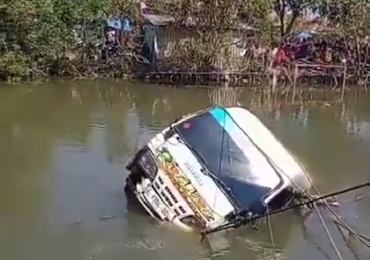 Minibus Terperosok ke Sungai, Seluruh Penumpang Selamat