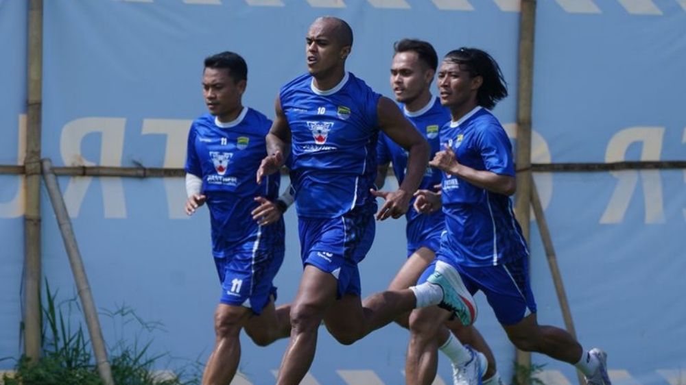 Persaingan Makin Ketat di Persib Bandung saat Pemain Lokal Dipaksa Serba Bisa oleh Serbuan Pemain Asing 