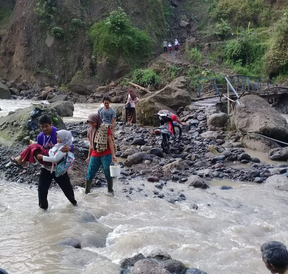 Akibat Jembatan Gantung Rusak, Anak Sekolah dan Warga di Cidaun Cianjur Bertaruh Nyawa Lewati Sungai Deras