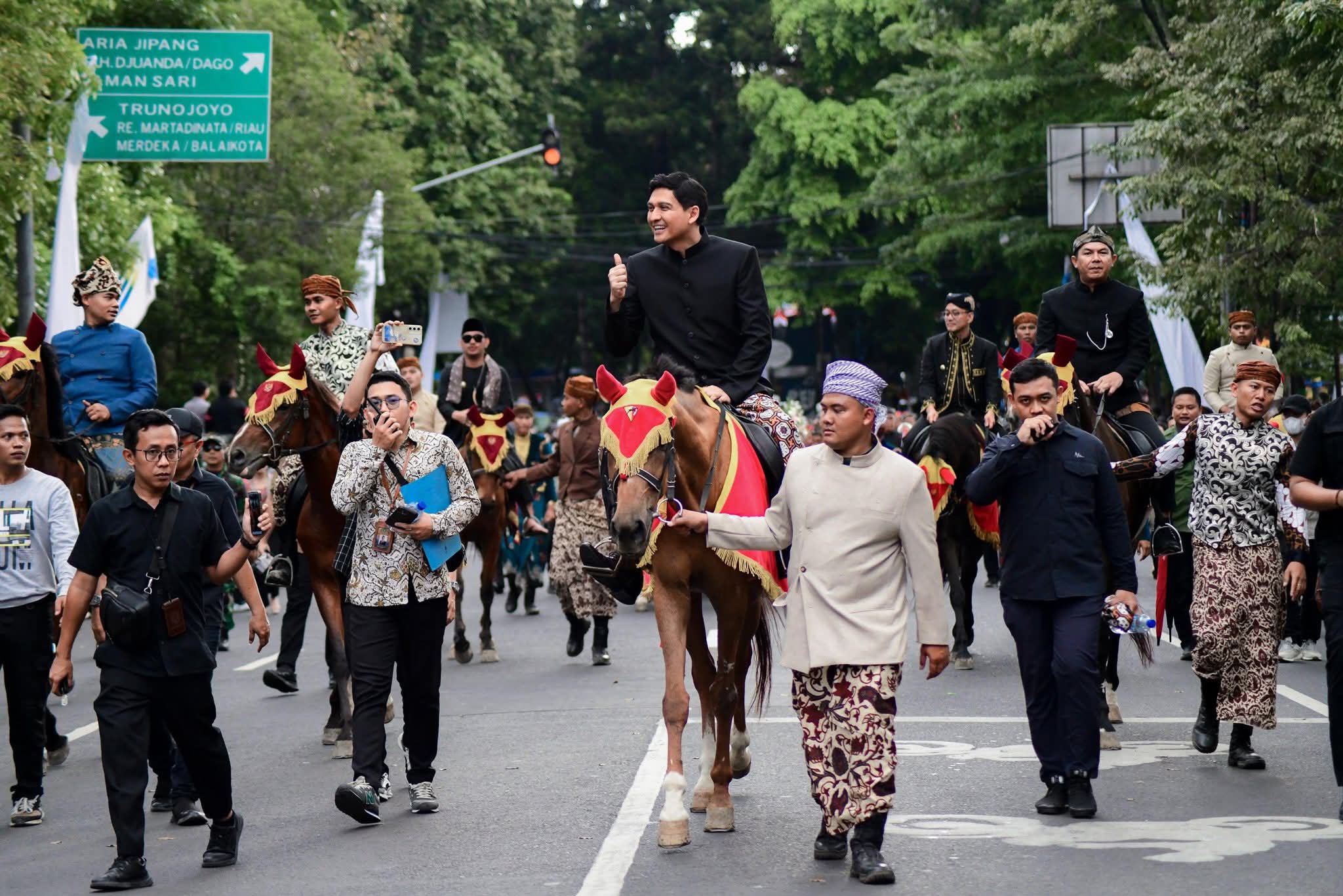 Kirab Budaya HUT ke-80 Jawa Barat: Bupati Lucky Naiki Kuda dan Dapat Sambutan Hangat dari Warga