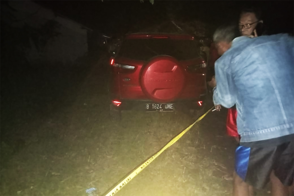 Heboh! Penemuan Mayat Dalam Mobil Merah di Kuningan, Diduga Korban Pembunuhan