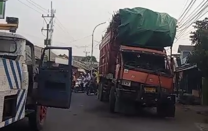 Laka Lantas di Ruas Jalan Tukdana-Kertajati, Dua Truk Beradu Banteng