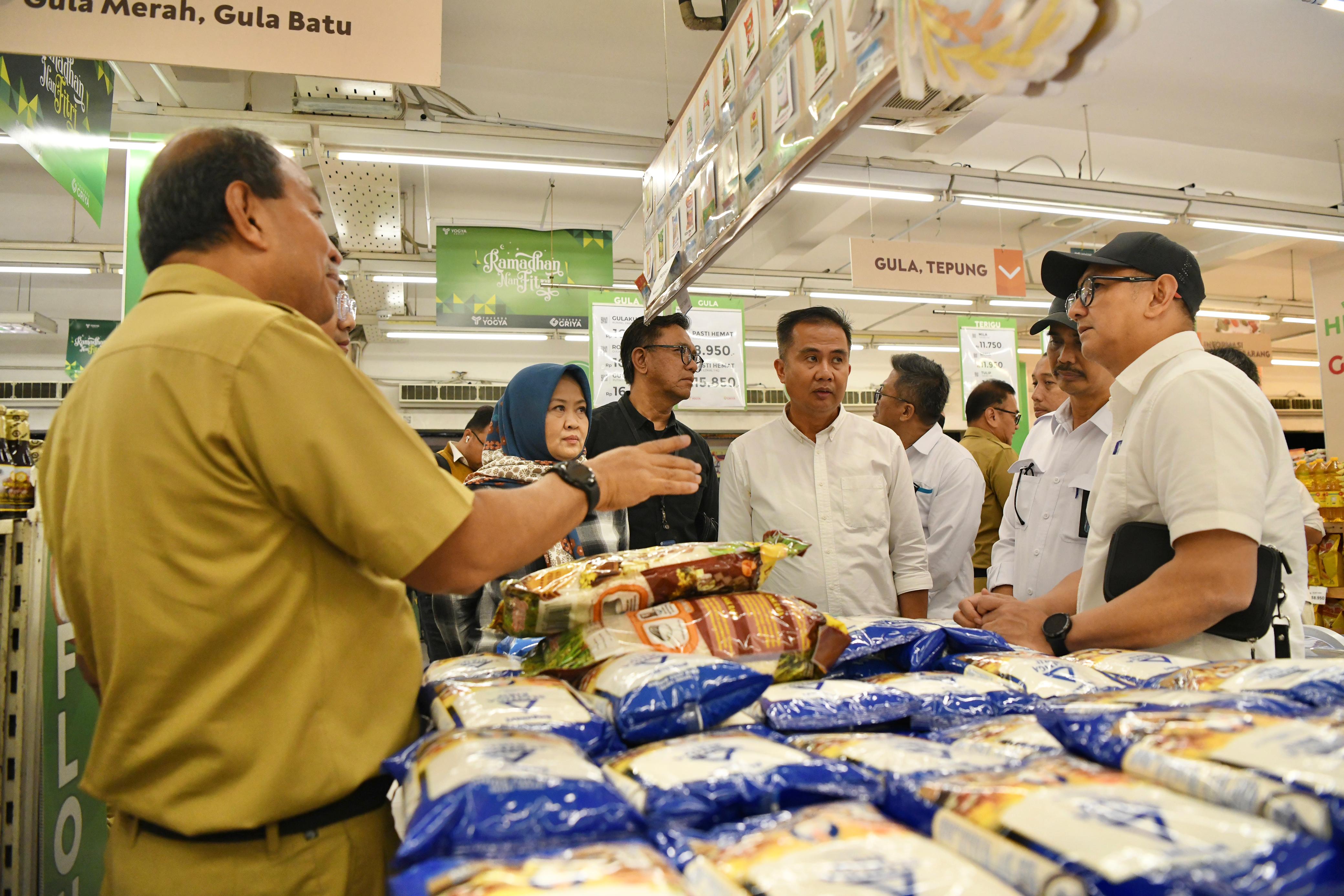 Pj Gubernur Jabar Cek Stok Beras di Pasar Induk Gedebage dan Supermarket