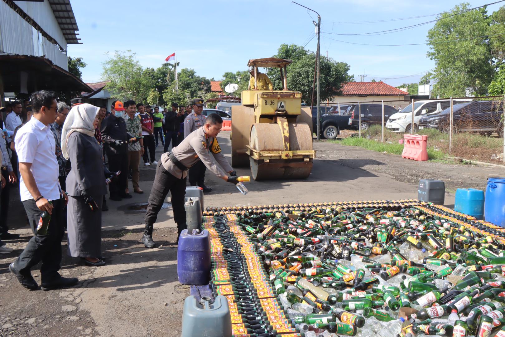 Ribuan Botol Miras Hasil Ops Pekat Lodaya di Musnahkan 